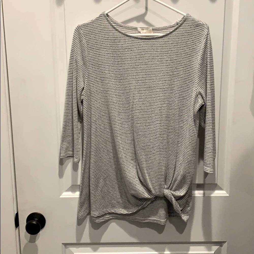 Women’s 3/4 Sleeve Knot Front Top